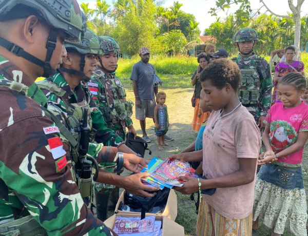 TNI Tebar Semangat Belajar di Pedalaman Papua: Seragam dan Tas untuk Masa Depan